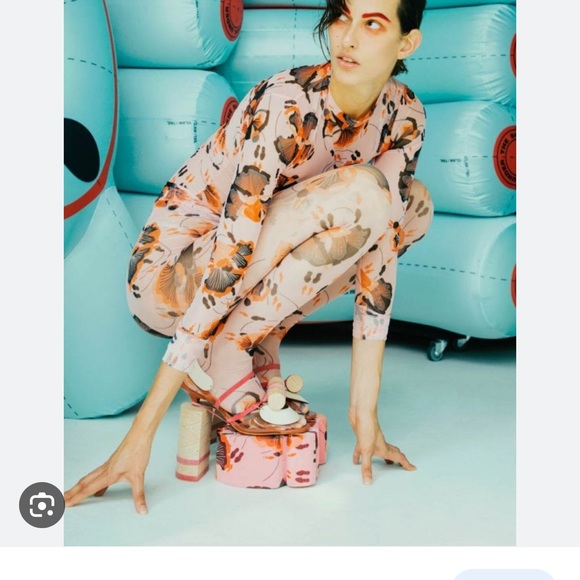 Sheer top and leggings, not a lot of stretch top is a large, bottom is a med - Picture 3 of 9